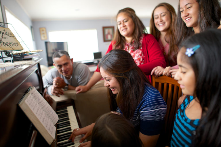 Family singing at the piano